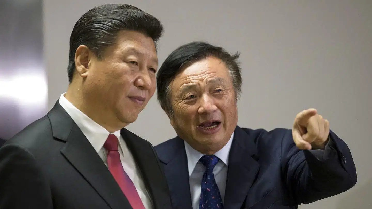 Ren Zhengfei, Huaweis stifter, viser Kinas præsident, Xi Jinping (tv.), rundt på et virksomhedsbesøg hos den kinesiske mobilgigant. USA advarer mod, at Huawei kan blive tvunget til at spionere for Kina, men det afviser selskabet. »Jeg elsker mit land, jeg støtter Kinas kommunistiske parti, men jeg vil aldrig gøre noget for at skade en anden nation,« sagde Ren Zhengfei i et interview for nylig. Kan vi stole på ham? Foto: Ritzau / Scanpix / Reuters / Matthew Lloyd