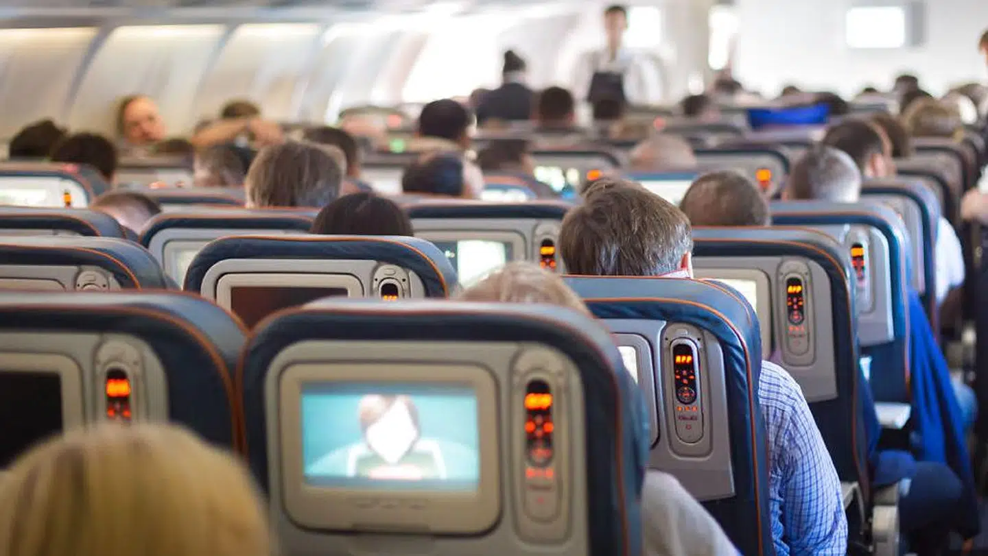 De små berøringsskærme med film og videospil har i årevis været et afgørende konkurrenceparameter for flyselskaber på de lange ruter. Men nu er skærmene delvist på vej væk hos nogle af verdens største flyselskaber.