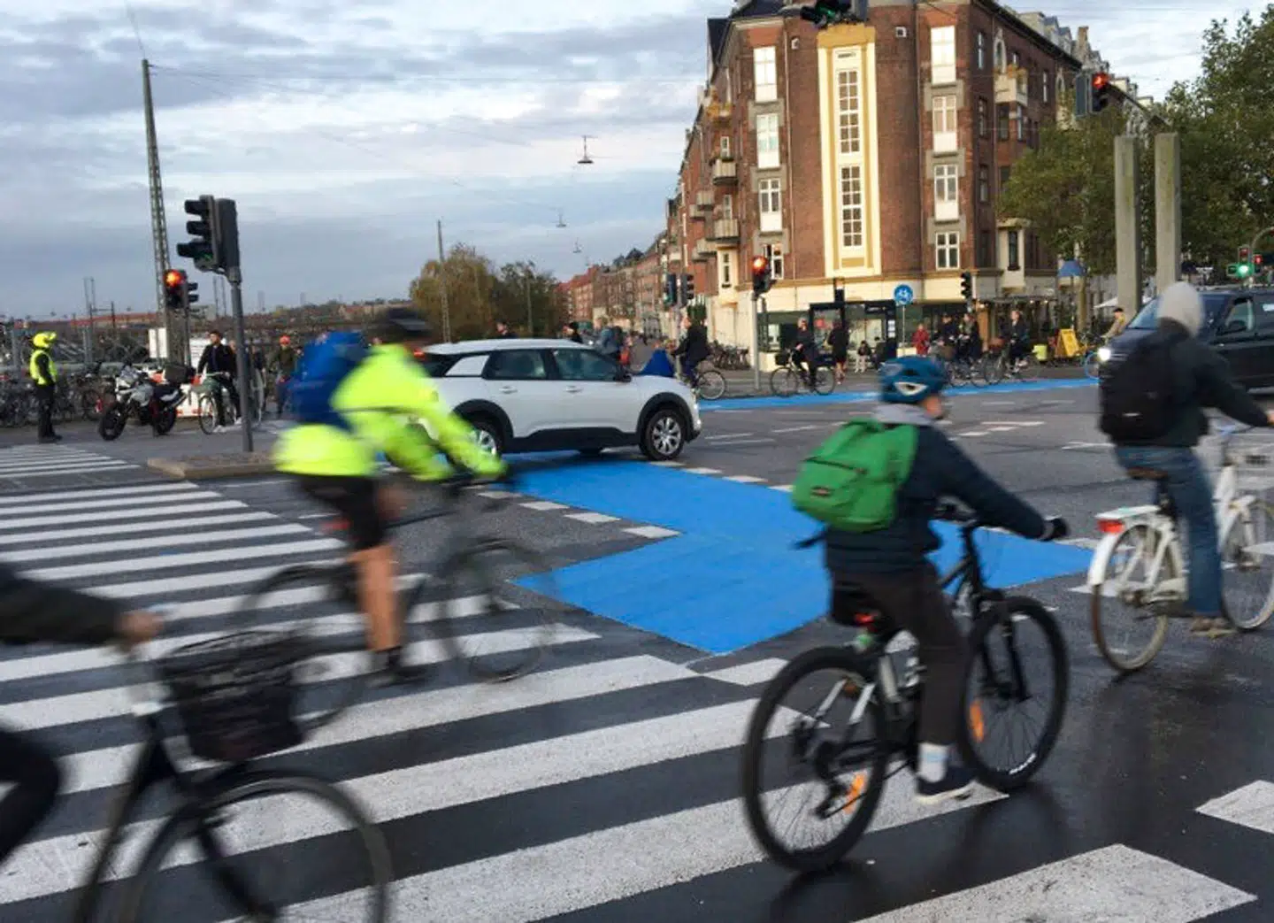 Tidligt fredag var kommunens folk ude med malerullerne. Med blå cykelbaner og andre tiltag håber Københavns Kommune, at cyklisterne kan finde vej hen til den nye cykelsti over Dybbølsbro. Siden åbningen i efterårsferien har der været trafikkaos. Foto: Københavns Kommune