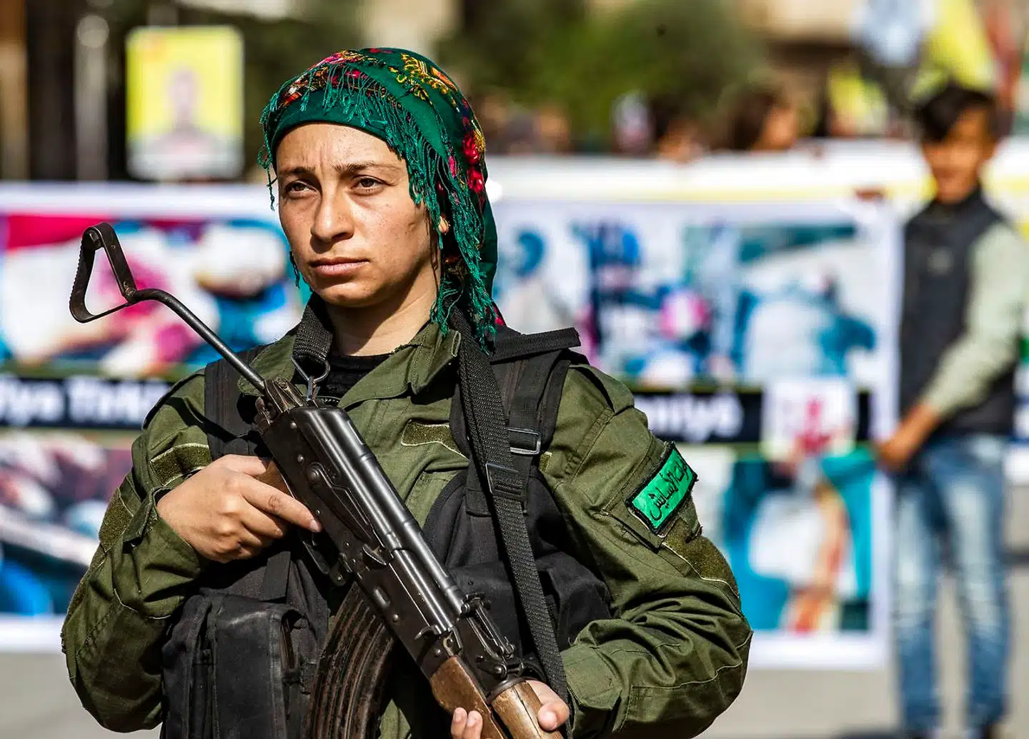 Et medlem af den kurdiske sikkerhedsstyrke, Asayesh, står vagt under en protest mod den tyrkiske invasion i Nordsyrien.