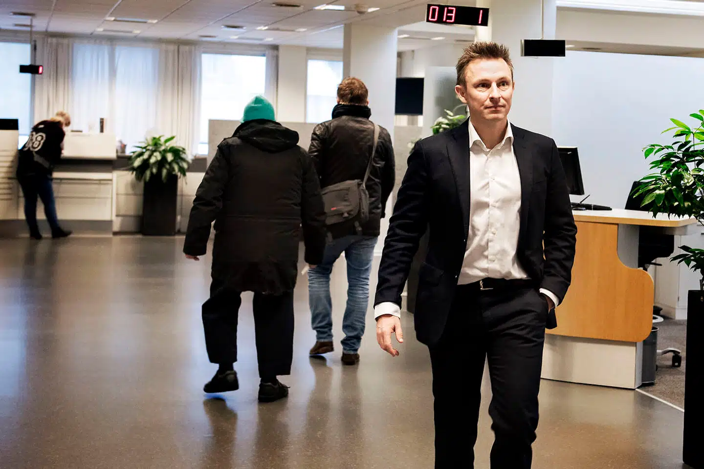 Nordea-chef Mads Skovlund har det overordnede ansvar for Nordeas privatkunder i Danmark. Her mødes han med ansatte i Nordeas Roskilde-afdeling.