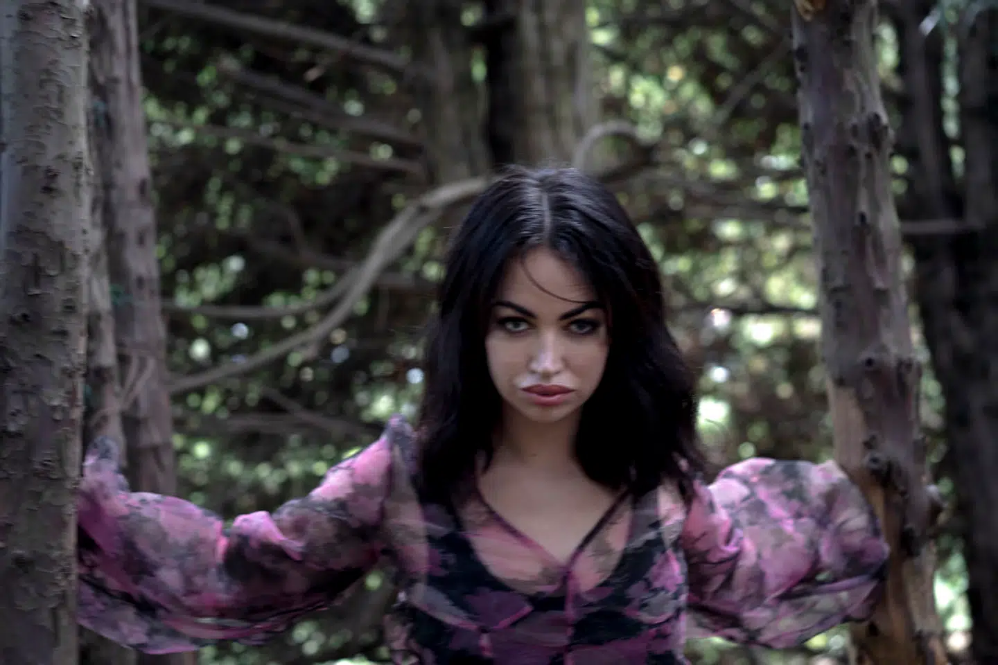 Sangerinden Aura Dione liv består af ekstremer. Ekstremerne er en indre dæmon, som hun har forvandlet til en helt særlig drivkraft. Hun har set døden i øjenen syv gange hvor hun har haft en dødsensfarlig sygdom. »Jeg har ligget gennem nogle hospitalsforløb og ikke kun tænkt over livet, men også stået med foden i et eller andet andet rige.«