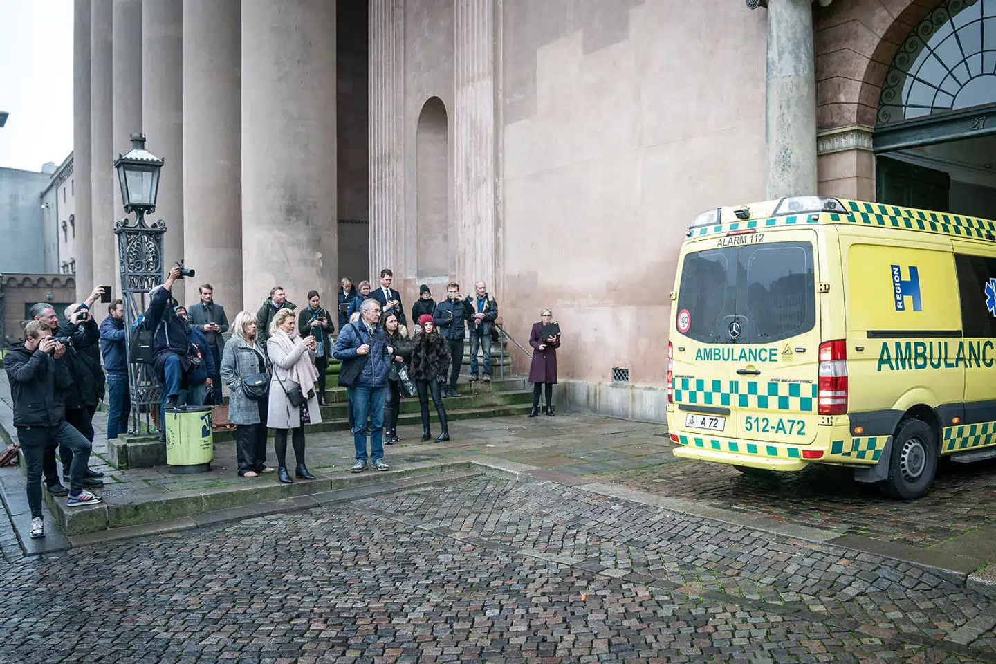 En ambulance forlader københavns byret. Pressen står udenfor byretten, hvor sagen mod Britta Nielsen er blevet afbrudt på grund af, at hun har fået et ildebefindende. Den store svindelsag, hvor Britta Nielsen er tiltalt for at have stjålet 117 millioner kroner fra de offentlige kasser, begyndte i Københavns Byret torsdag 24. oktober.