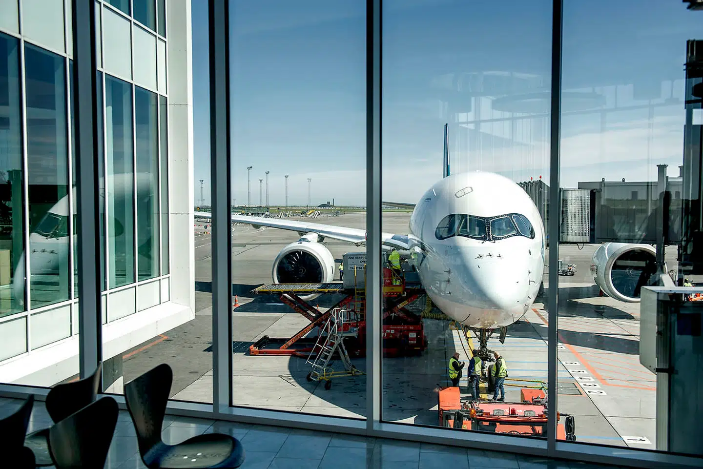 Danskerne kommer næppe uden om at skulle betale en ekstra klimaafgift for flyrejser i fremtiden. Men er vi også parate til at betale CO2-afgift på alle de særligt klimabelastende varer, vi køber?