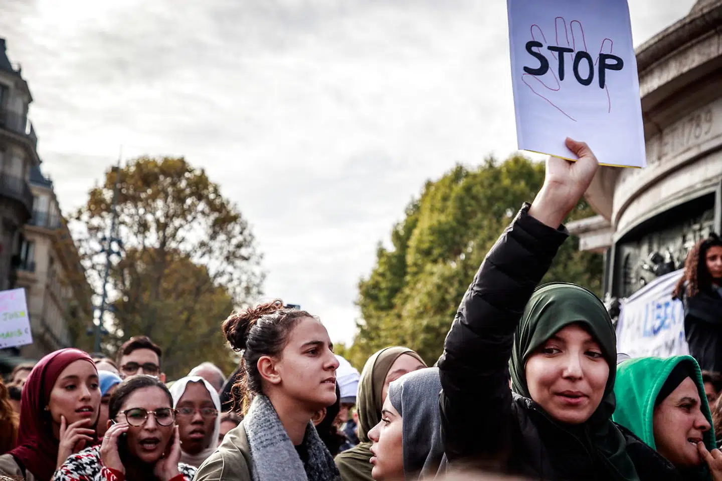 Muslimske kvinder demonstrerer mod »islamofobi« i Paris, efter at tørklædedebatten er blusset op igen.