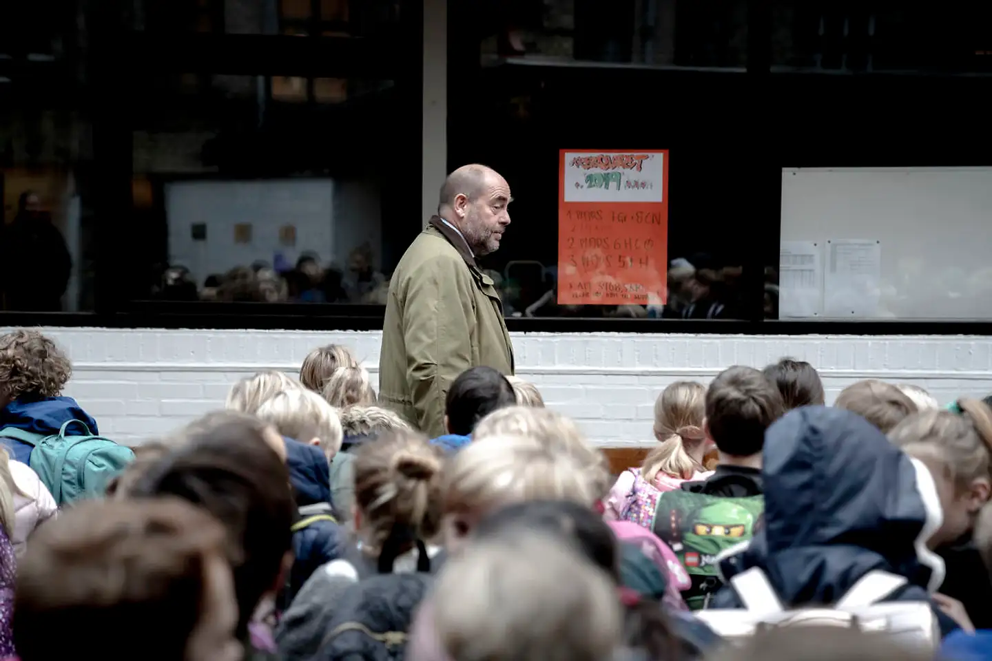 Mikael Fink-Jensen er skoleleder på Krebs’ Skole i København. Han har ligesom mange andre skoleledere og lærere oplevet, at elevernes opførsel har ændret sig markant over den seneste årrække. Men på Krebs’ Skole går man meget op i at tage hånd om problemet og sætte sig i respekt over for eleverne.