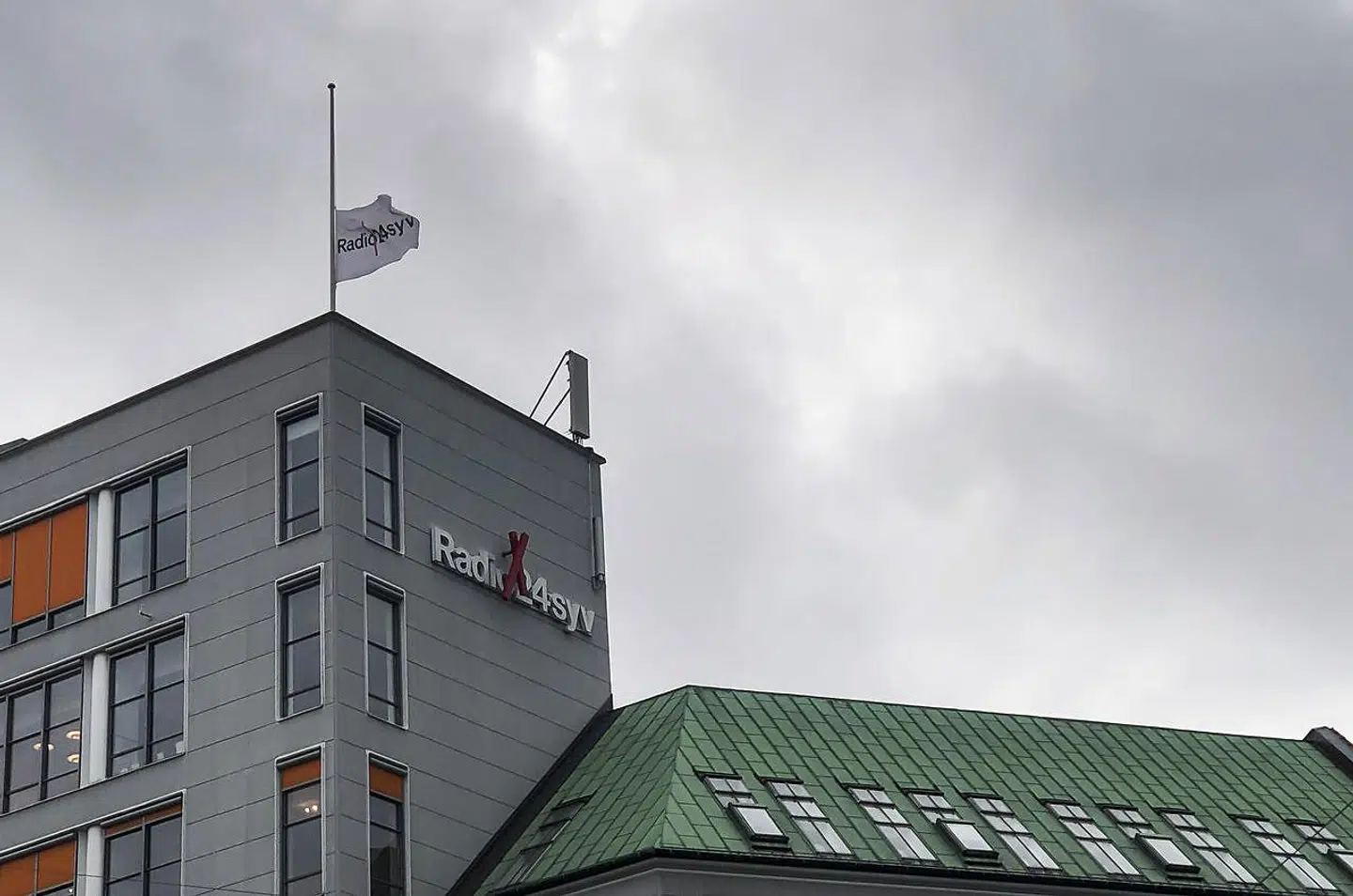 Radio24syv lukker og slukker. Der flages på halv i bygningen i København, hvor radioen har haft til huse.