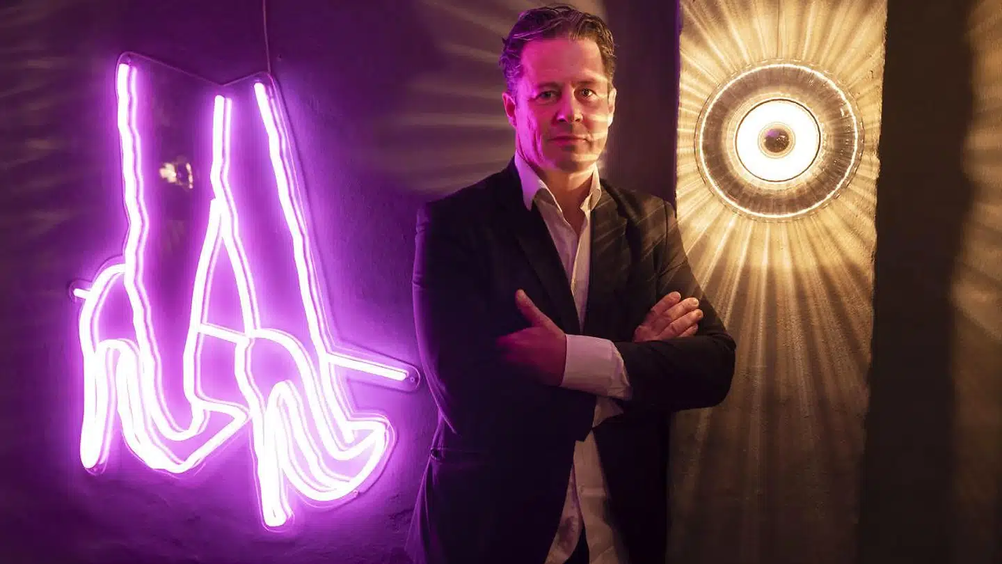 Den 52-årige komiker og forfatter Thomas Wivel skal giftes for fjerde gang. I alt har han friet fem gange. I sine første to ægteskaber blev han »smidt ud på røv og albuer«. I sit tredje gik han selv. Hvad har han egentlig lært om ægteskabet og kærligheden?