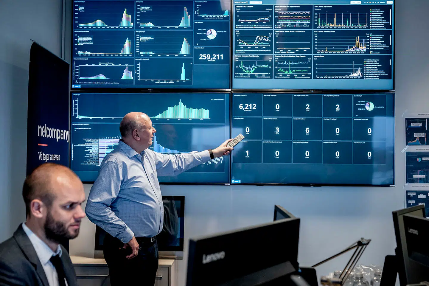 Aula-»kontroltårnets« Frank Stjerne er driftsansvarlig i Kombit. Få timer efter at folkeskolernes nye skoleintra, Aula, officielt gik i luften viste han, hvordan de tusindvis af brugere logger ind og ud af systemt, og hvad de bruger Aula til.
