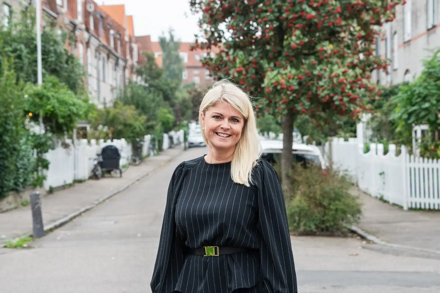 Anne Crone, kendt fra »Hammerslag« på DR1, flytter fra Home til Danbolig, hvor ejendomsmægleren skal genoprette skandaleramte butikker.