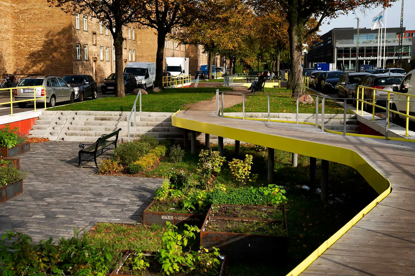 Et af bassinerne er en lille nyttehave med højbede. Her kan man både dyrke krydderurter og slikke solskin.