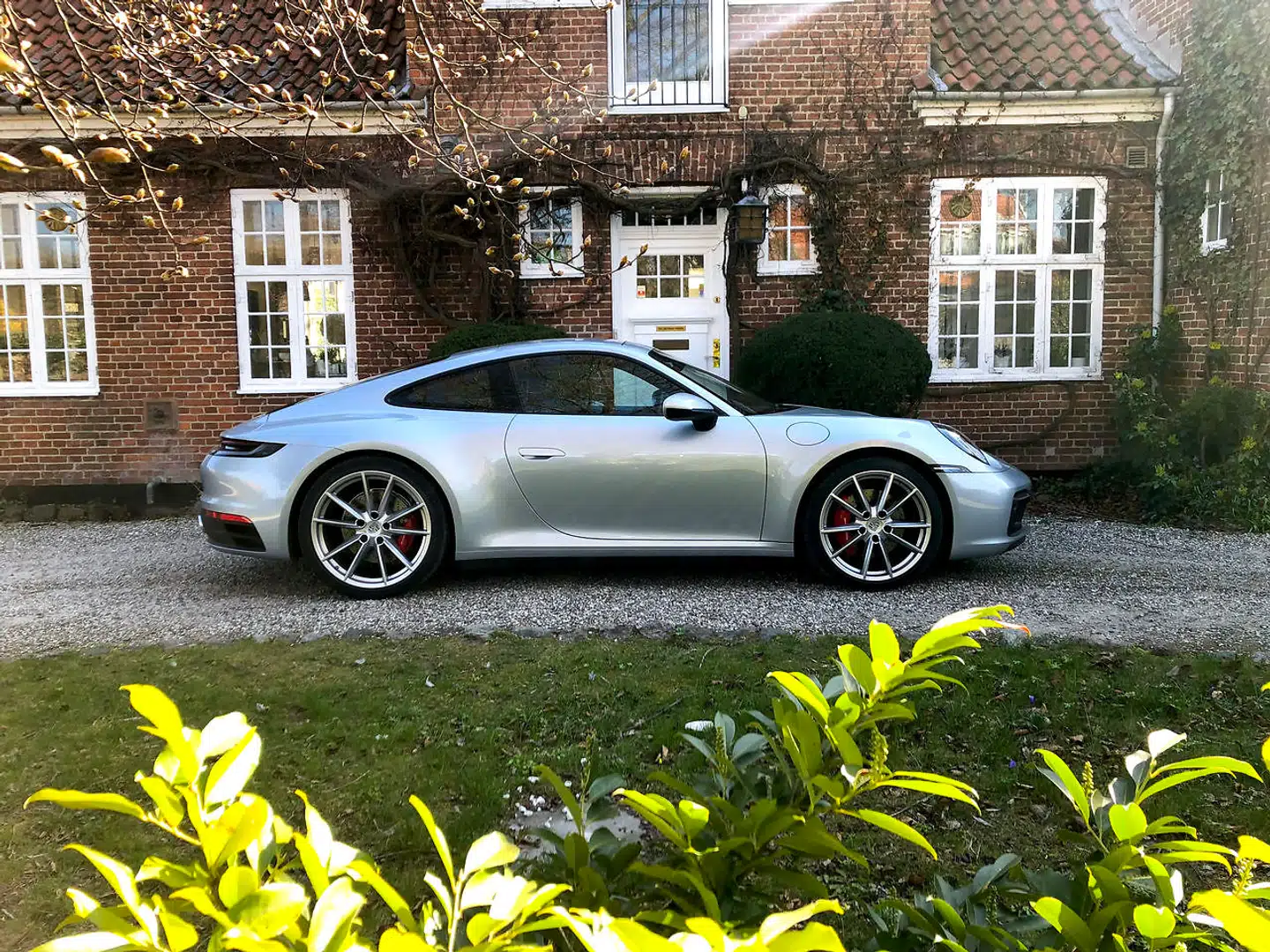 Porsche 911 er aristokraten i finalefeltet. Den har et alenlangt CV både på landevej og på alverdens racerbaner, og Porsche har perfektioneret det oprindelige design fra 1963, så man må bukke i dyb anerkendelse.