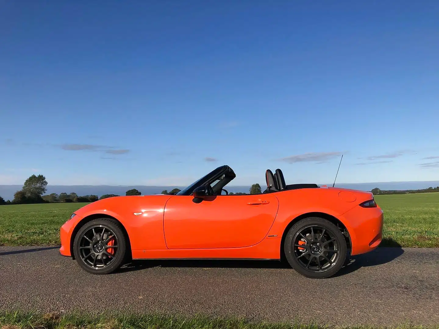 Mazda MX-5 er analog og simpel uden nogen form for stafage. Den er køreglæde i sin reneste form, og med 184 hk har den endeligt power nok til at bide fra sig.