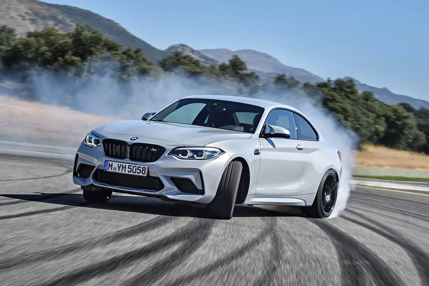 BMW M2 Competition er rå og ufortyndet køreglæde på fire hjul, og bilen der har imponeret og underholdt mest i 2019 – derfor triller den fortjent hjem med titlen Årets Sjoveste Bil 2019.