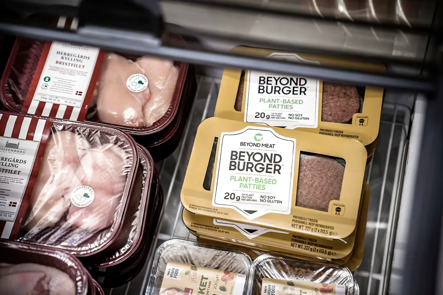 Beyond Meat sælges blandt andet i Fakta herhjemme. Her kan man finde det plantebaserede alternativ til burgerbøffen liggende side om side med kyllingekød og leverpostej.
