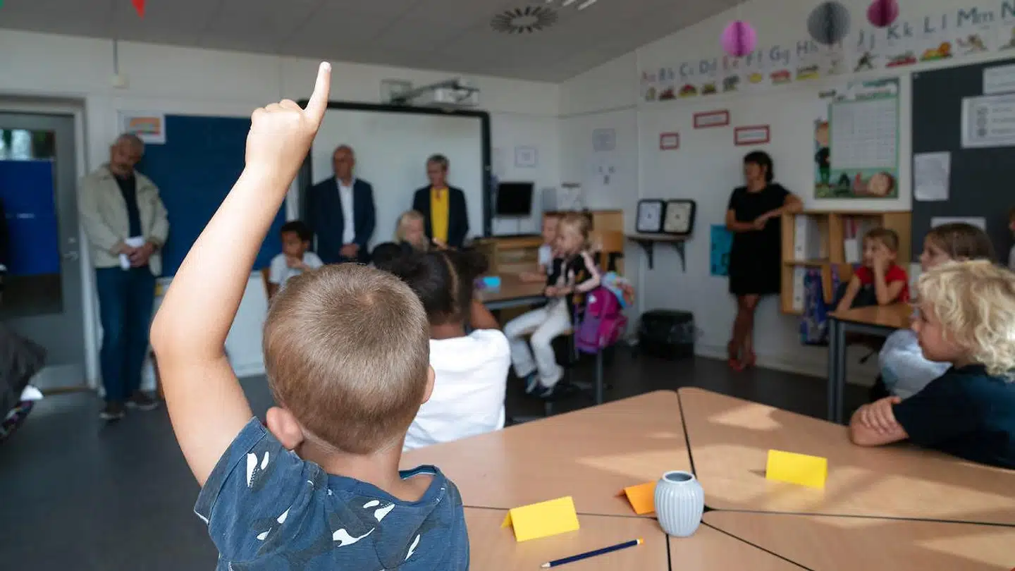 Færre af de dygtigste gymnasieelever vælgere at uddanne sig til lærer, kun 80 procent af underviserne i folkeskolen er uddannede lærere og ifølge OECD er danske lærere væsentligt dårligere til at læse, til matematik og til problemløsning end lærerne i landene omkring os.