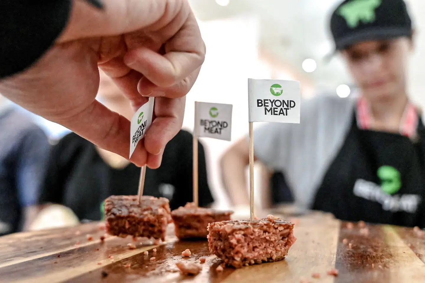 Beyond Meat har haft forrygende succes i USA, hvor salget af deres plantebaserede kødalternativer stiger voldsomt. Nu er turen kommet til de danske supermarkeder, og Coop kan berette om et salg, der er bedre end forventet.
