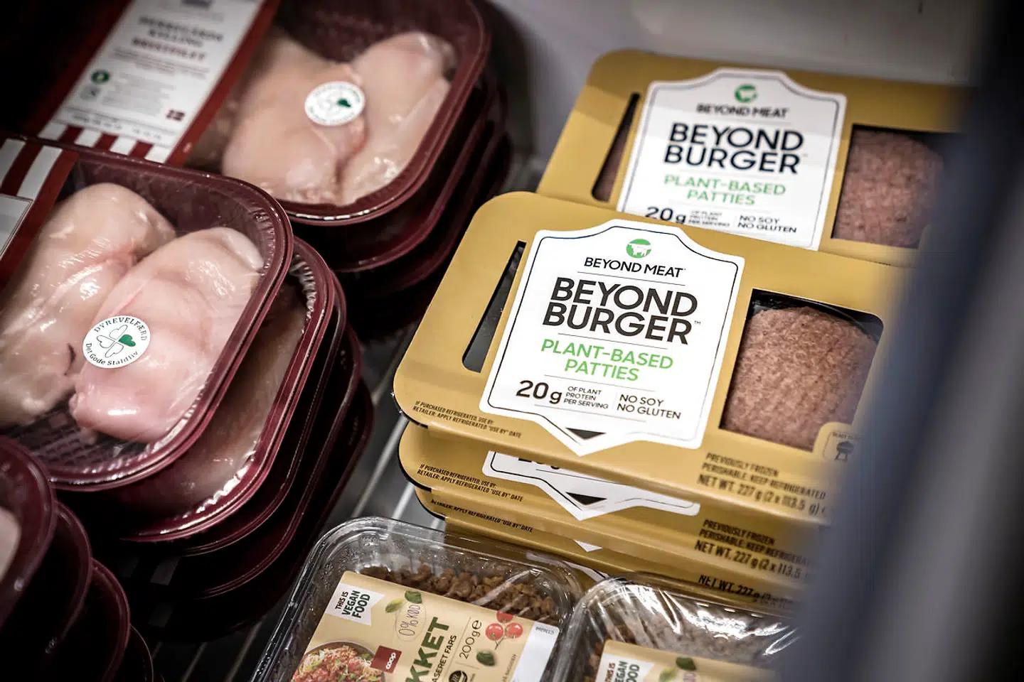 Pakkerne med to formede hakkebøffer er det eneste af Beyond Meats produkter, der indtil videre er kommet til Danmark – de kan fås i fem dagligevarerbutikker: Irma, SuperBrugsen, Kvickly, Fakta og Nemlig.