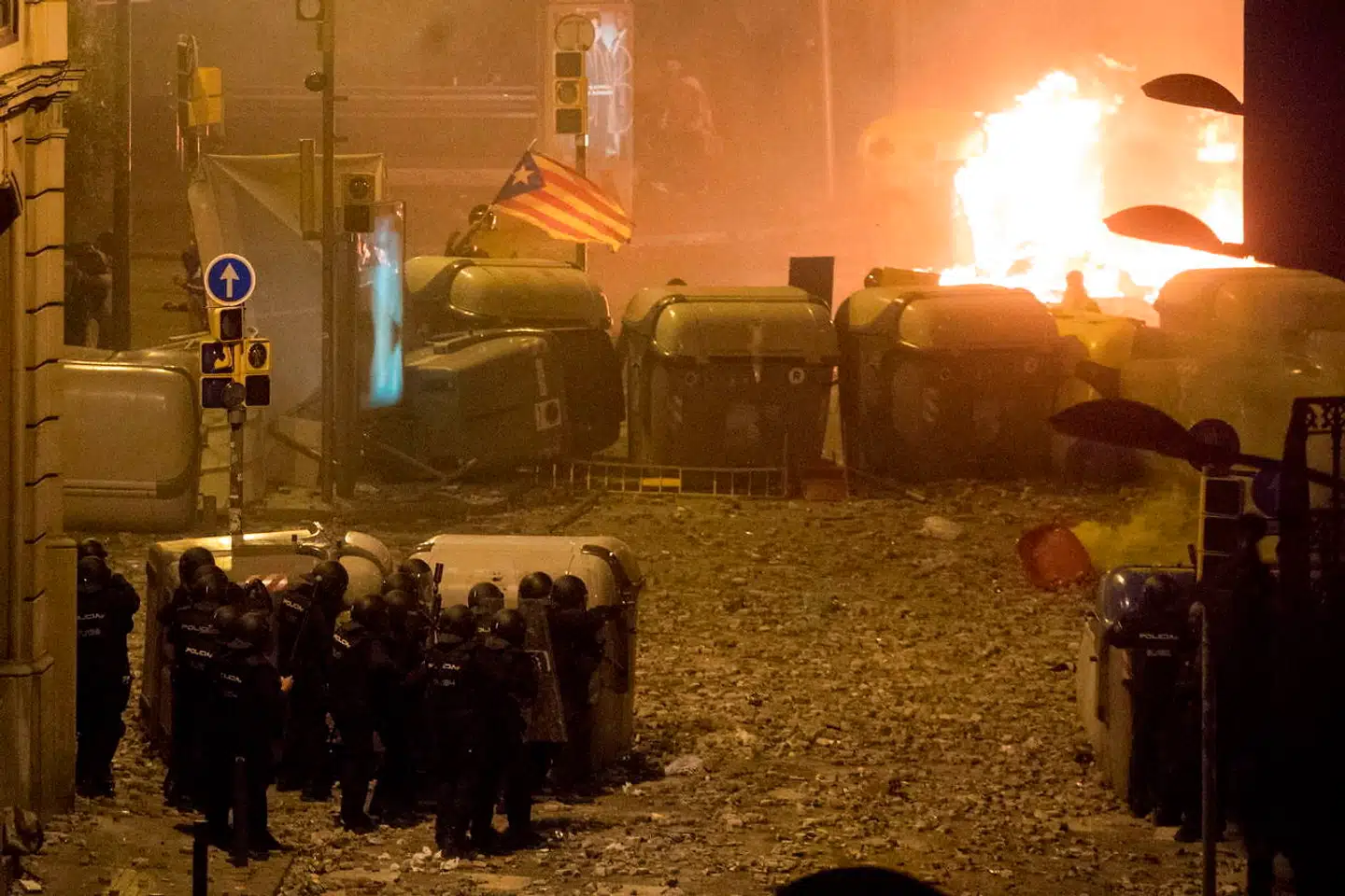 »Fronten« i fredagens voldsomme gadekampe gik i området omkring det spanske nationalpolitis hovedkvarter, men urolighederne bredte sig i løbet af aftenen og natten til hele det centrale Barcelona.