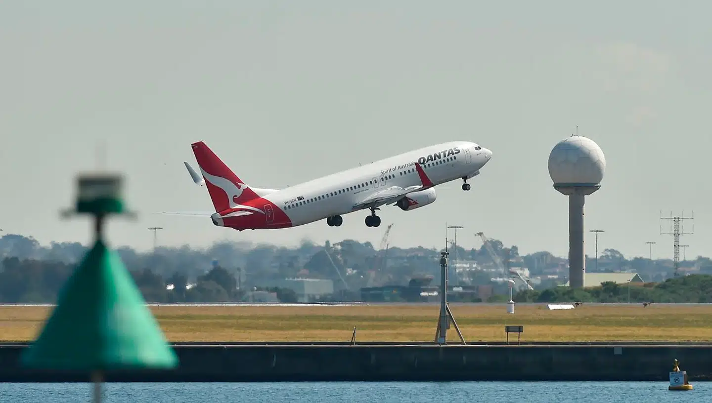 På søndag testflyver Qantas den længste flyrute i verdenshistorien. Flyselskabet har i forvejen erfaring med længere flyruter. I dag flyver selskabet allerede fra Auckland, New Zealand, til Doha i Qatar. På denne afgang er rejsetiden 17 timer og 40 minutter.
