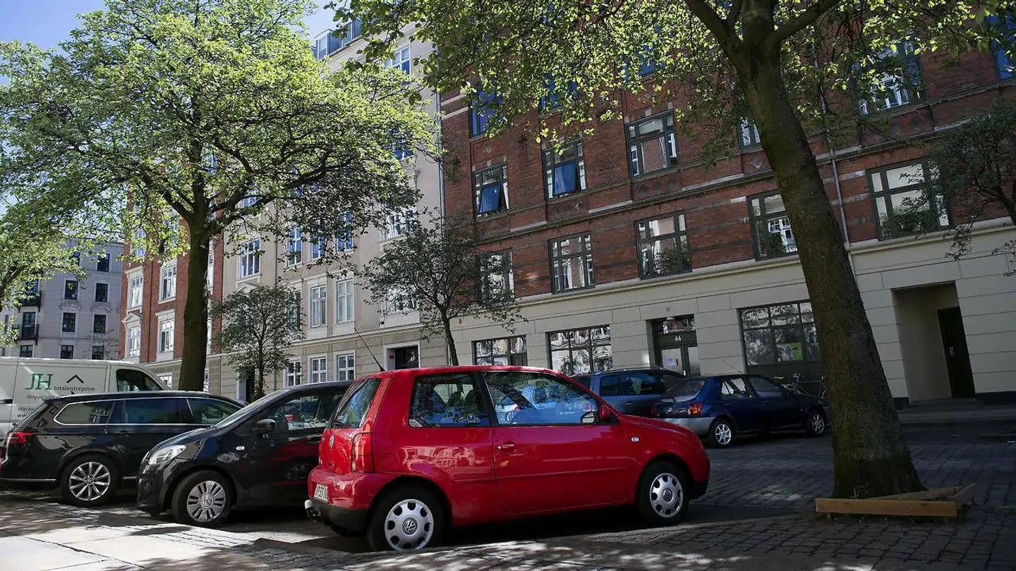 Parkeringsafgifterne er en skat på folk fra andre kommuner. De, der parkerer i København, kommer i høj grad udefra og har ikke stemmeret i den kommunalbestyrelse, som beslutter de høje p-priser. Det er udemokratisk, mener Rasmus Jarlov.