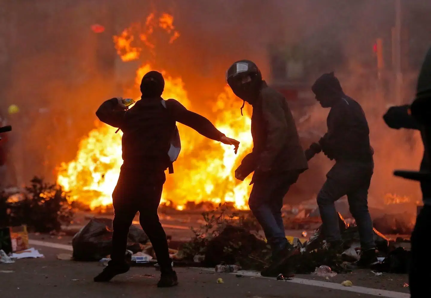 Over en halv million mennesker deltager fredag i en demonstration i Barcelona, oplyser politiet i den catalanske hovedby. Hele ugen har demonstranter ladet vreden over fængselsdomme til catalanske separatistledere komme til udtryk i byens gader.