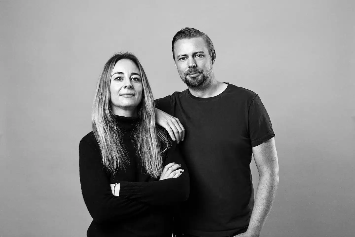 »Hvis man i København passerer nogle på gaden, siger man jo ikke goddag. Men på landet er man nødt til at hilse, for man har kun hinanden. Man er bundet til hinanden,« siger Marie Østerbye. Her sammen med Christian Torpe.