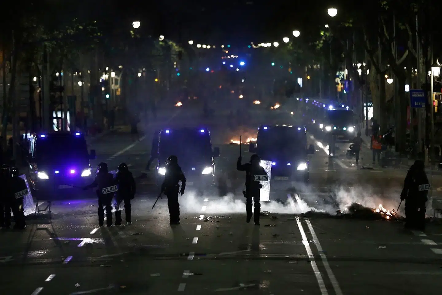 Barcelonas fashionable forretningsstrøg Passeig de Gràcia, hvor den berømte Gaudí-bygning »La Pedrera« ligger, blev tirsdag aften hvirvlet ind i urolighederne.