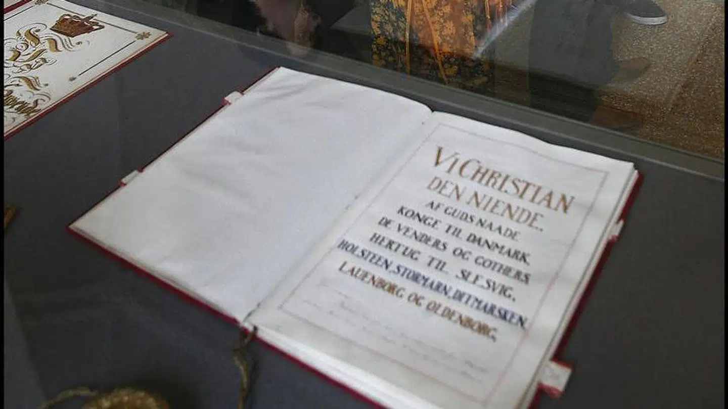Billedet stammer fra 2006, da en række unge blev inviteret ind på Christiansborg af daværende integrationsminister Rikke Hvilshøj. Nederst på billedet ses grundloven. Arkivfoto: Liselotte Sabroe/Ritzau Scanpix