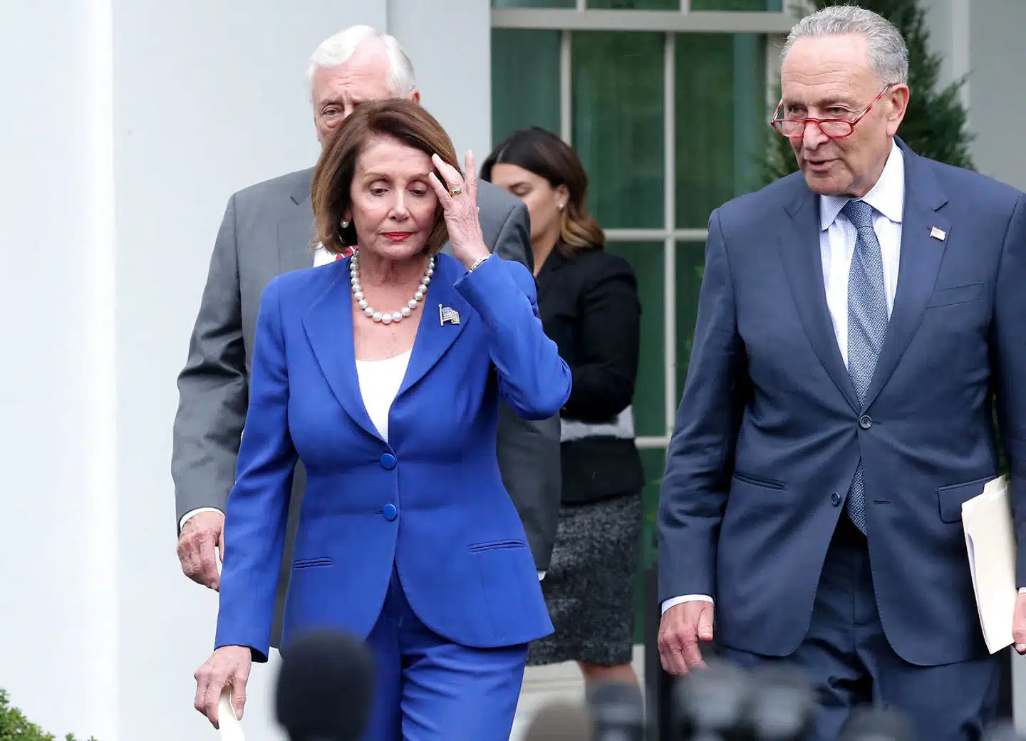 Formanden for Repræsentanternes Hus, demokraten Nancy Pelosi, forlader Det Hvide Hus, efter at hun blev kaldt for en »tredjerangs politiker« af præsident Donald Trump. Her flankeret af Senatets minoritetsleder, demokraten Chuck Schumer.