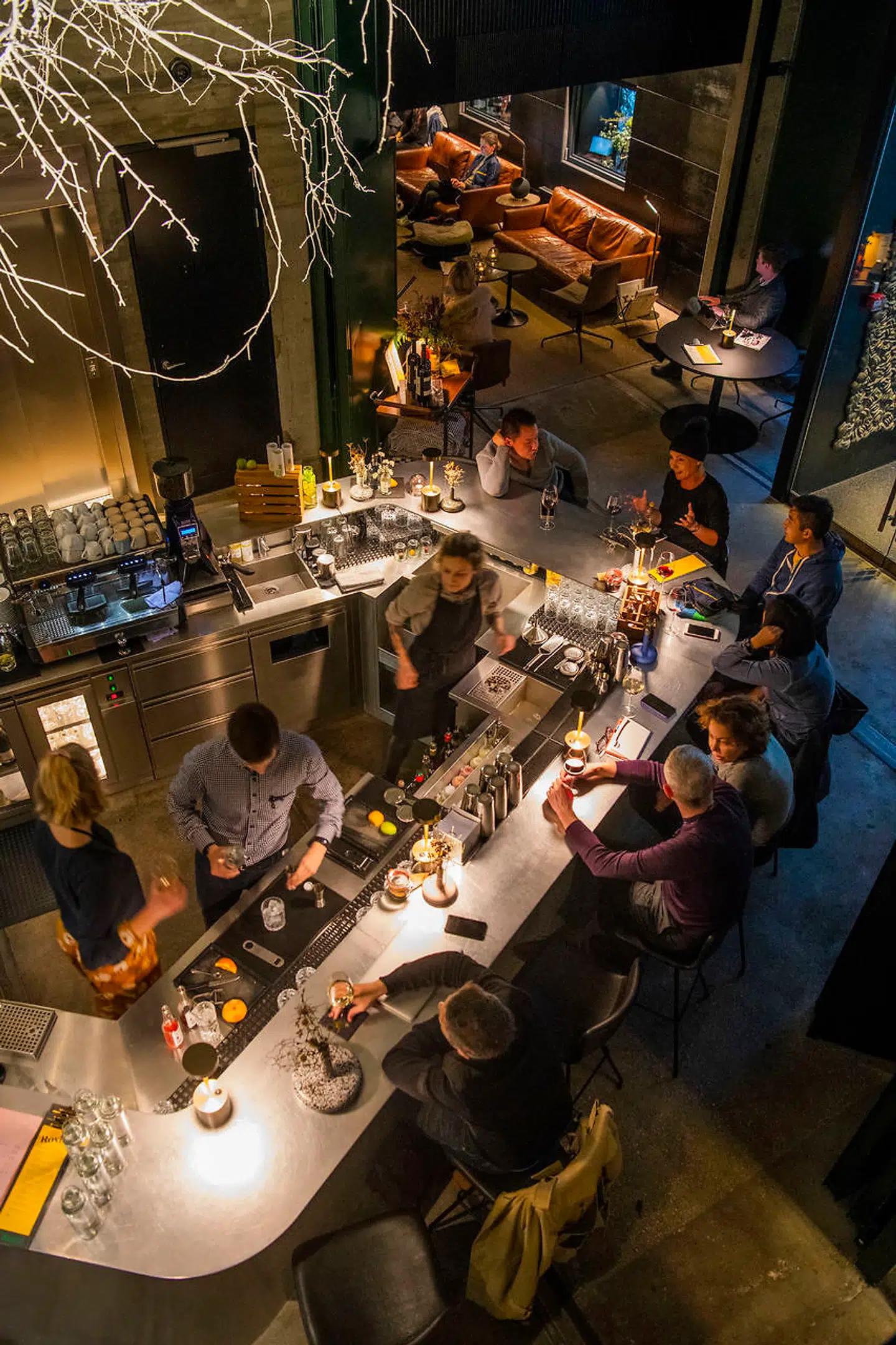 Hovedbaren lige inden for indgangen til Herman K og læder-lounge til højre i billedet.