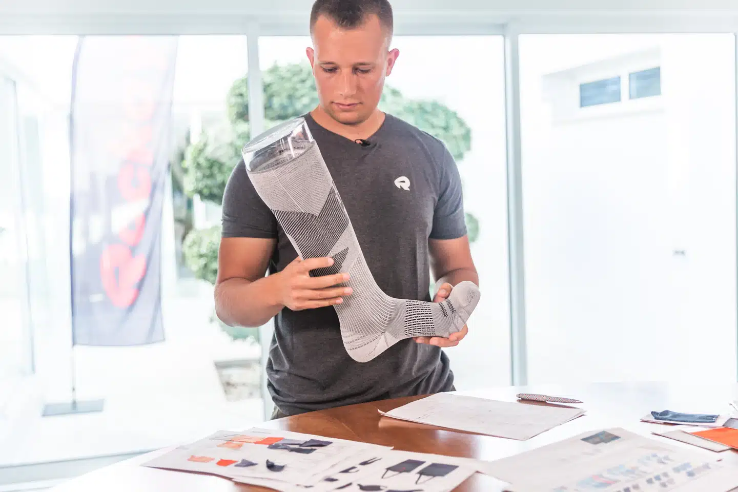 Daniel Chabert Pfefferkorn, CEO i Rockay, med et eksempel på den nye kollektion af sokker, som blandt andet er lavet af plast fra havet. PR-foto