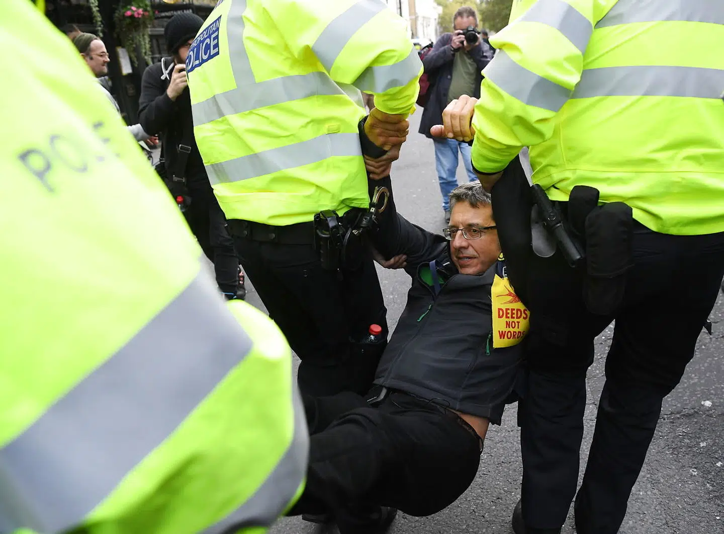 Politiet i London har udstedt et forbud mod Extinction Rebellion-demonstrationer i hele London – og onsdag førte det til en anholdelse af en af bevægelsens mest fremtrædende aktivister, journalisten George Monbiot. Men torsdag morgen demonstrerede gruppen altså stadig.