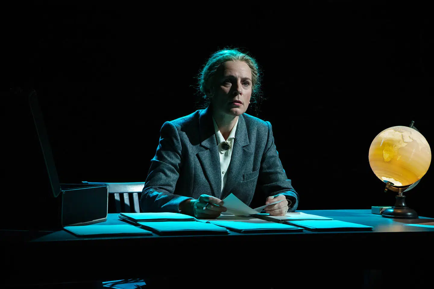 Iben Hjejle er det absolutte midtpunkt i Folketeatrets forestilling om den oversete danske videnskabsmand Inge Lehmann.