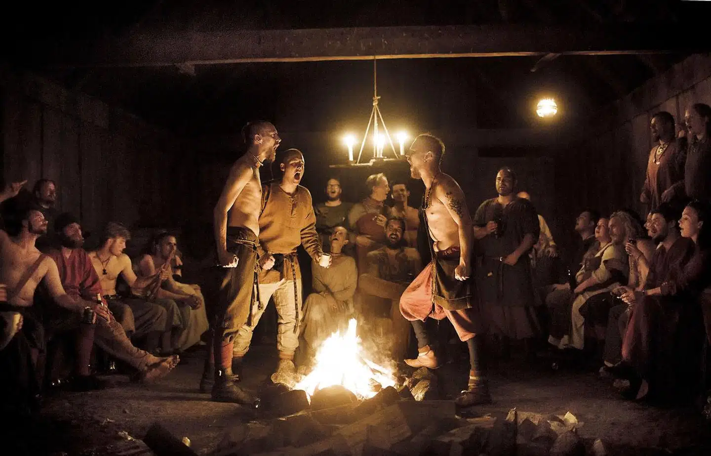 Nutidsfotografi fra vikingemarkedet på Trelleborg, hvor en flok feststemte vikinger var forsamlet til den traditionsrige årlige baconfest, og hvor luften var tyk af røg, sved og svineflæsk. Arkivfoto: Thomas Lekfeldt/Ritzau Scanpix.