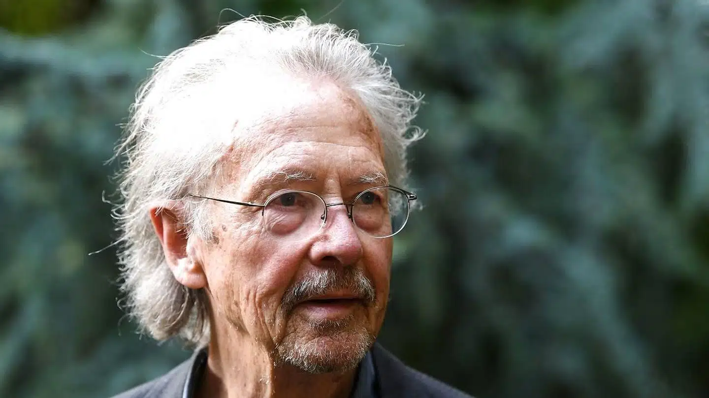 »Jeg er forfatter, ligesom Tolstoj, Homer og Cervantes, så lad mig være i fred og lad være med at stille den slags spørgsmål,« siger Peter Handke.