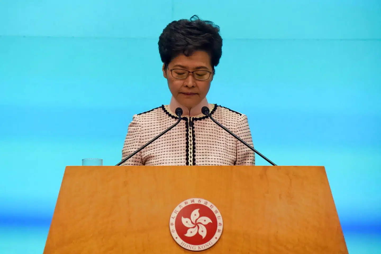 Hongkongs leder, Carrie Lam, på podiet foran pressen i Hongkong.