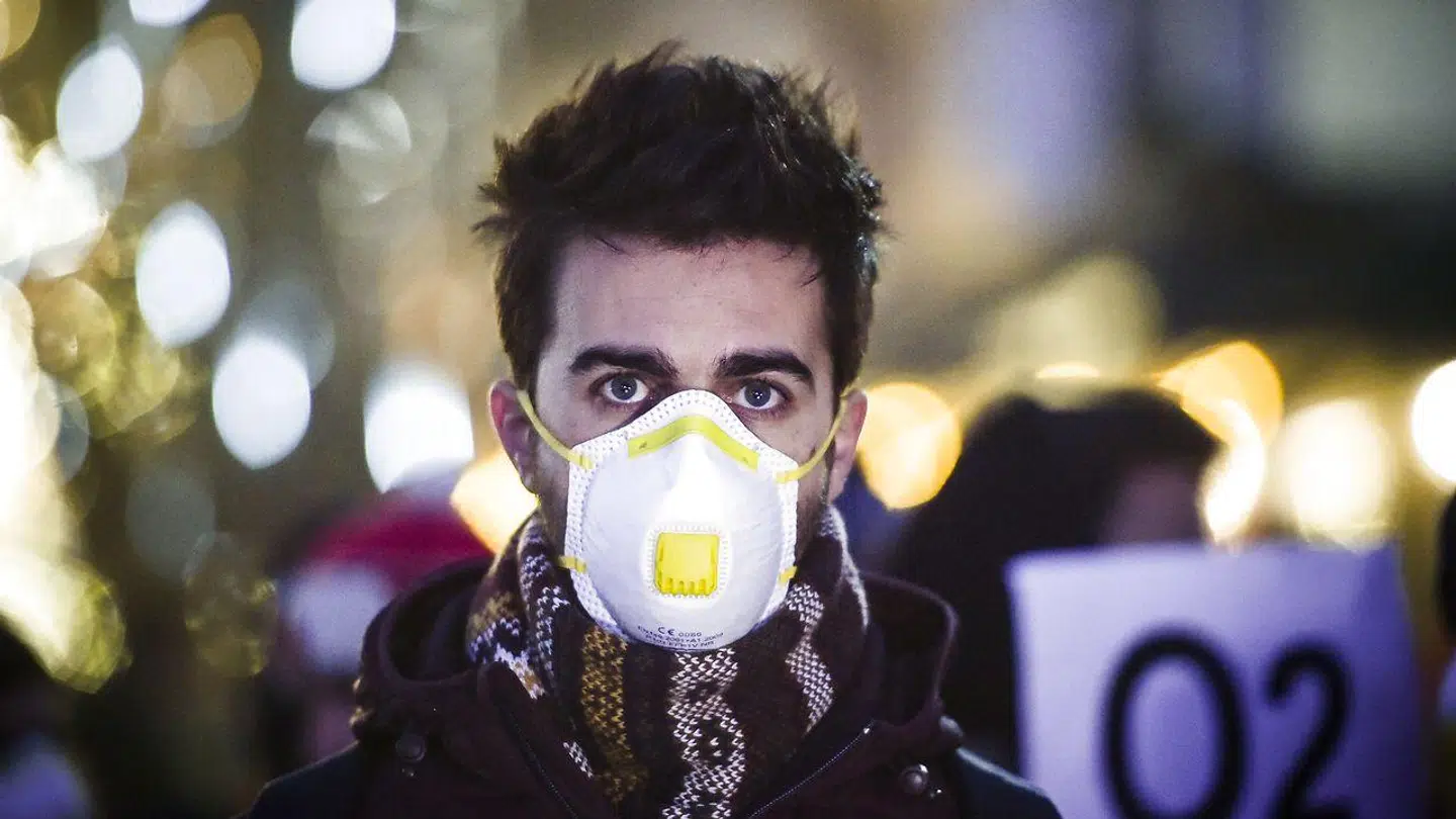 Kosovo er det land i Europa, hvor flest mennesker dør for tidligt på grund af luftforurening – 2.212 per én million indbyggere. Landets helt store udfordring er, at meget af energien – både i industrien og i private hjem – er kulbaseret, og at bilparken generelt er temmelig forurenende. En mand deltager i en protest mod den stigende luftforurening i Kosovos hovedstad, Pristina.