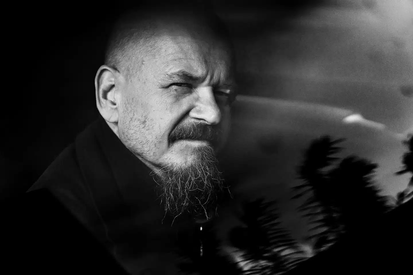 »Folk, der er blevet udsat for overgreb, forsøger at forsone sig med overgriberen, og jeg kan se, hvor fortvivlende håbløst det er, for det kan man ikke. Man kan ikke mødes med dem, man må bare erkende, at nå ja, de er der, og jeg er her, vi er i den samme verden,« siger Kim Leine, der er aktuel med horrorromanen »Dansk Standard«.