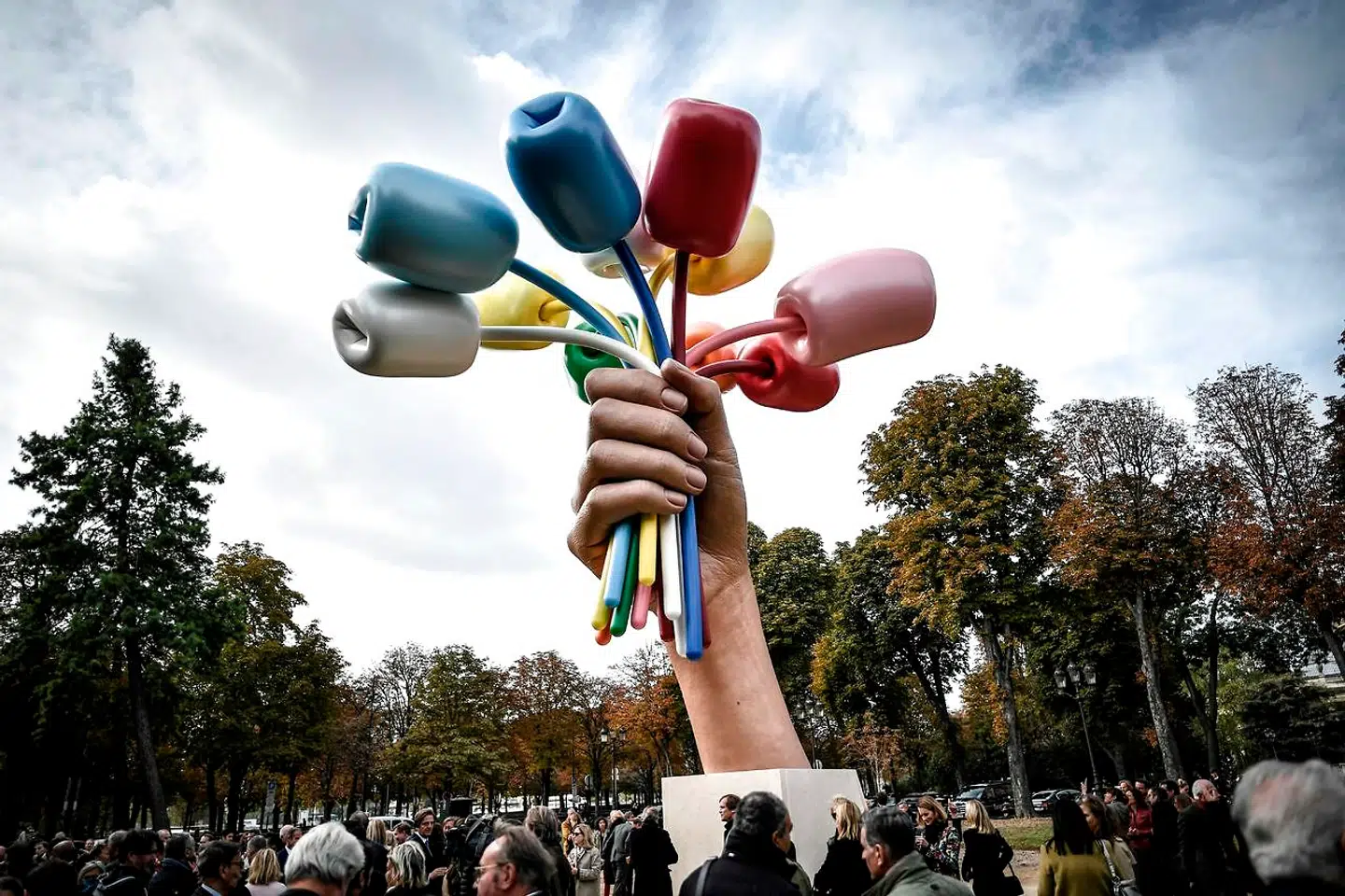 Indvielsen af sit omstridte monument »Bouquet of Tulips«, tæt ved Petit Palais i det centrale Paris. Monumentet er til minde om ofrene for terror i Frankrig 2015-2016.