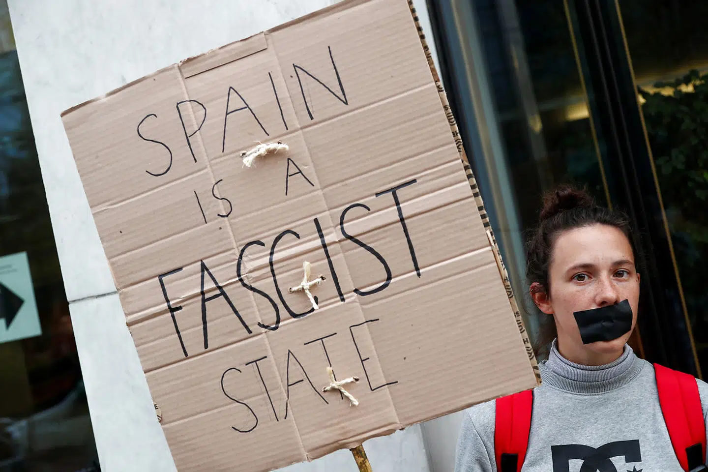 En demonstrant protesterer i Bruxelles i Belgien, hvor tidligere catalanske leder Carles Puigdemont holdt en pressekonference, efter Spaniens Højesteret straffede ni speratistledere med fængselsdomme. Demonstranter i Catalonien tyede til civil ulydighed, efter at de ni separatistledere mandag blev idømt i alt 100 års fængsel for løsrivelseskampagne i regionen. (Foto: FRANCOIS LENOIR/Ritzau Scanpix)
