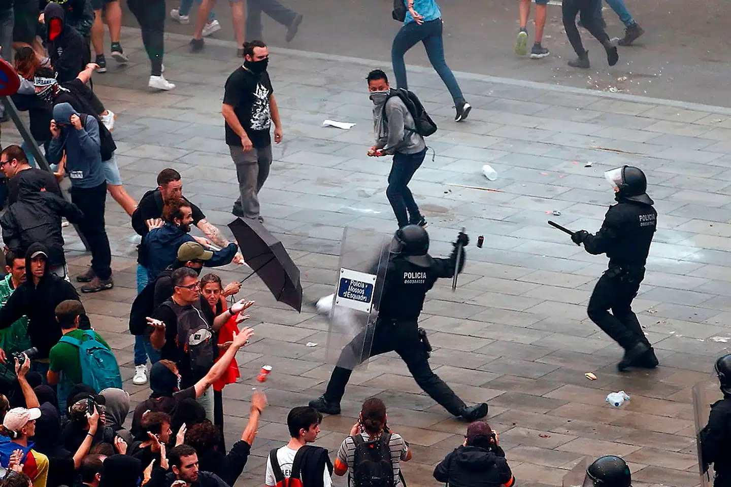 Catalanske politibetjente støder sammen med en demonstrantgruppe, der kalder sig »Democratisk Tsunami«, der ville lukke ned for Barcelonas internationale lufthavn El Prat. EPA/QUIQUE GARCIA ALTERNATIVE CROP