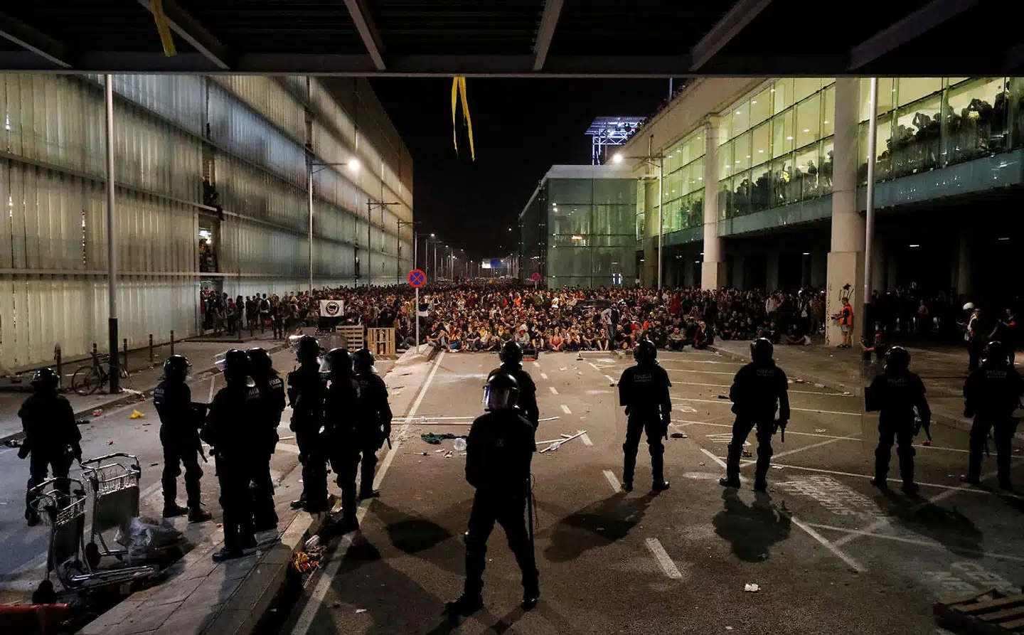 Politiet står ansigt til ansigt med demonstranter i lufthavnen El Prat. REUTERS/Albert Gea TPX IMAGES OF THE DAY
