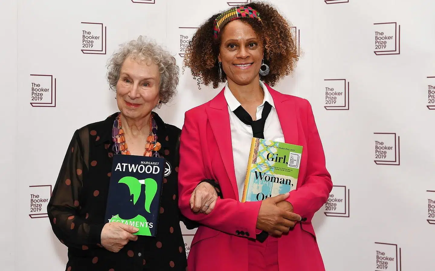 Margaret Atwood (til venstre) og Bernardine Evaristo er dette års modtagere af den prestigefyldte Booker Prize.