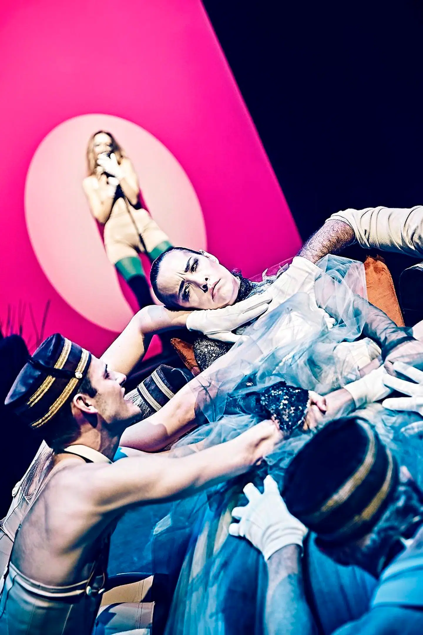 Maria Rossings alfedronning synges til ro i sommernatten.