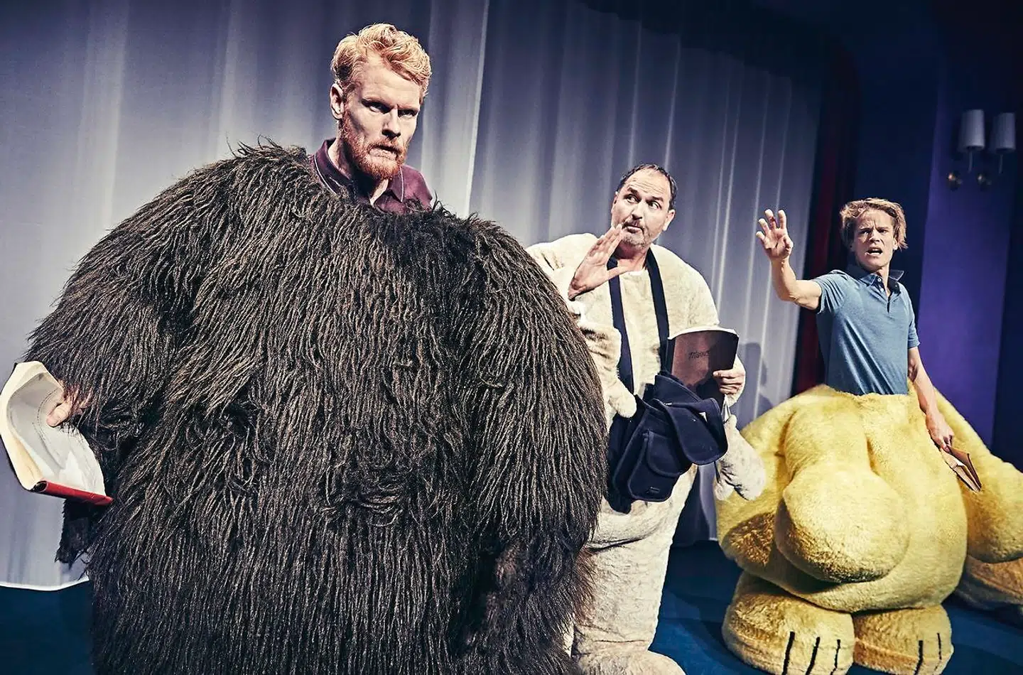 Brush up your Shakespeare: Peter Plaugborg, Niels Ellegaard og Mikkel Arndt tager sig af den komsike sidehistorie, godt hjulpet af Line Knutzons sans for små mennesker i absurde situationer.