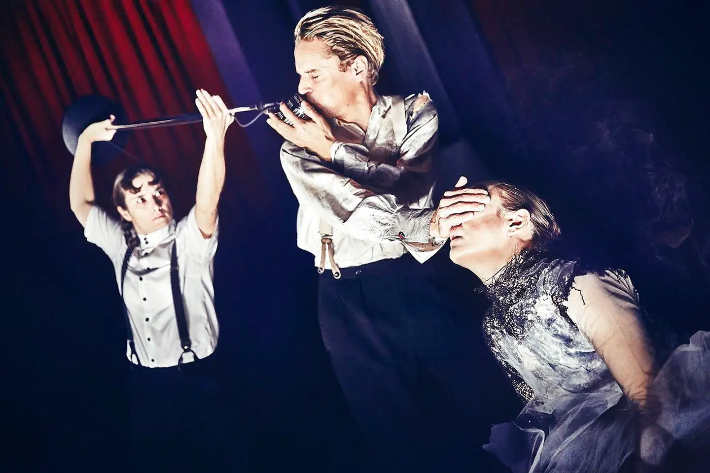 Puk (Xenia Noetzelmann) assisterer alfekongen Oberon (Mikkel Arndt) med at spille hans dronning Titania (Maria Rossing) et puds. Hun hypnotiseres til at knalde med et æsel. Nej, Shakespaere er i grunden ikke for svage sjæle.