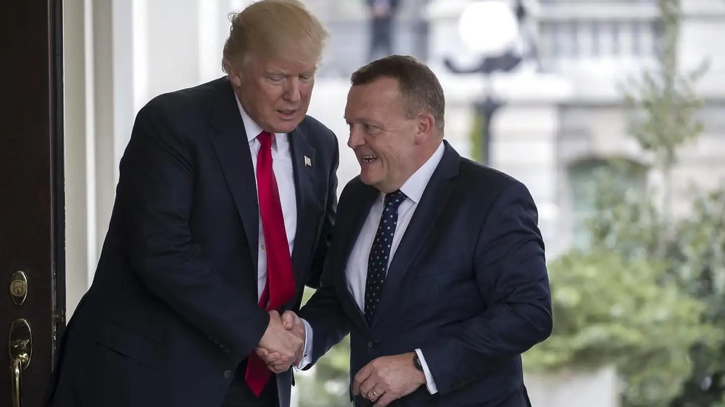 »Sådan et forhold har Danmark til USA. Vi er lodsfisken, USA er hajen. Relationen er langtfra lige, men den er god for Danmark. USA garanterer nemlig Danmarks suverænitet og holder ondsindede stater og terrorister stangen,« skriver Michael Aastrup Jensen og Karsten Lauritzen.