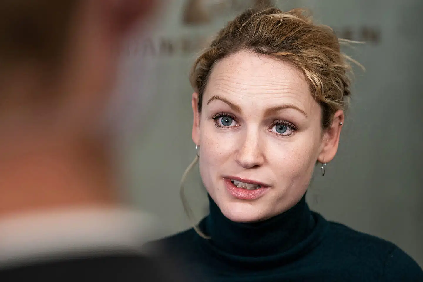 »Det er en lettere forsimplet måde at se fattigdom på, som jeg frygter er et springbræt til, at fattigdomsdiskussionen skal tages på andre præmisser, end vi hidtil har været fælles om,« siger Enhedslistens Pernille Skipper til et centralt budskab fra statsminister Mette Frederiksen (S) under Folketingets åbningsdebat.