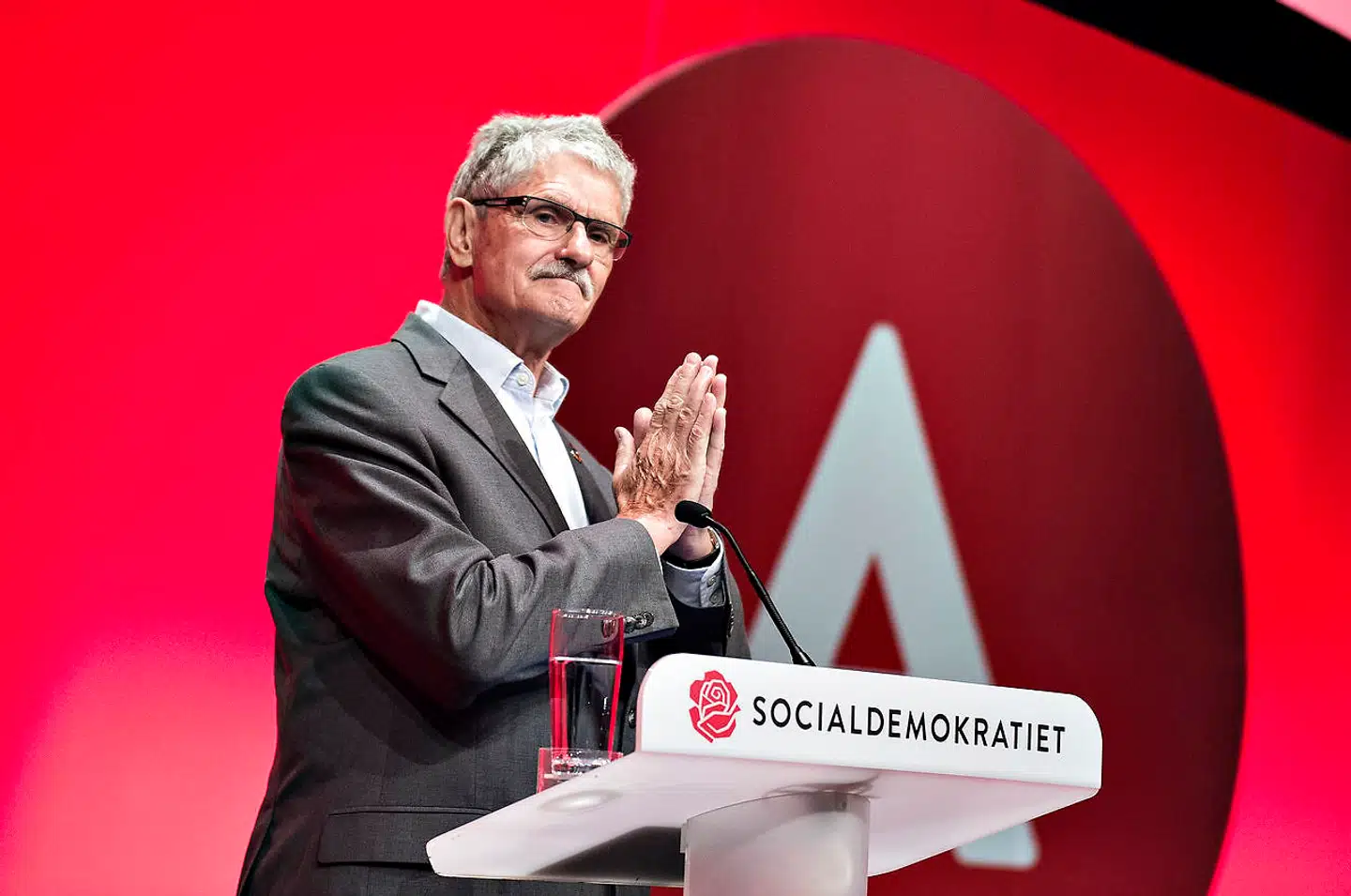 På Socialdemokratiets kongres sidste dag søndag i Aalborg Kongres og Kulturcenter holdt formand for FNs generalforsamling Mogens Lykketoft en tale. Her takker han for bifaldet efter talen. (foto: Henning Bagger/Ritzau Scanpix